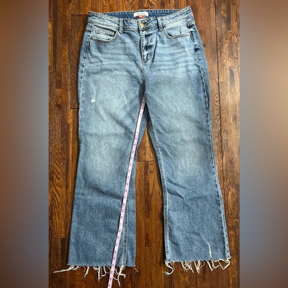 ARULA High Rise Kick Flare Cropped Jean with Raw Hem in Medium Wash Size 10 - Picture 6 of 11